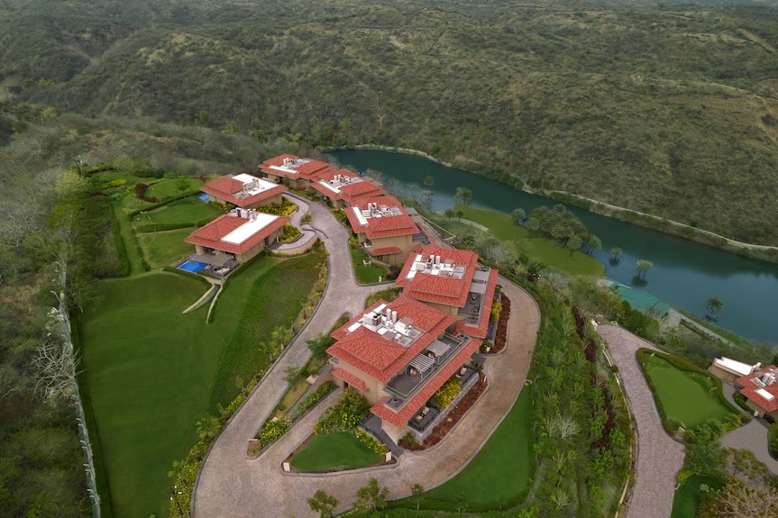 বিয়ের অনুষ্ঠান হবে আইটিসি মেমেন্টোসে। উদয়পুর শহরের কেন্দ্র থেকে প্রায় ২৫-৩০ কিলোমিটার দূরে, শান্ত ও মনোরম আরাবল্লী পর্বতমালায় ঘেরা এই রিসর্টটি পুরো একটি পাহাড় জুড়ে ছড়িয়ে রয়েছে।
চারদিকে প্রাকৃতিক সৌন্দর্য, রিসর্টের মধ্যেই নদী ও লেকের উপস্থিতি। পাহাড়চূড়া থেকে বিস্তৃত প্যানোরামিক ভিউ - সব মিলিয়ে জাঁকজমক ও নিভৃতির অনন্য মিশেল।